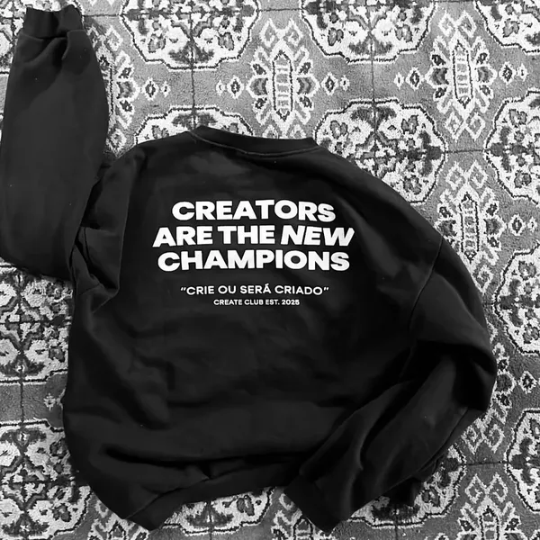 Moletom preto da Create com CREATORS ARE THE NEW CHAMPIONS e CRIE OU SERÁ CRIADO nas costas