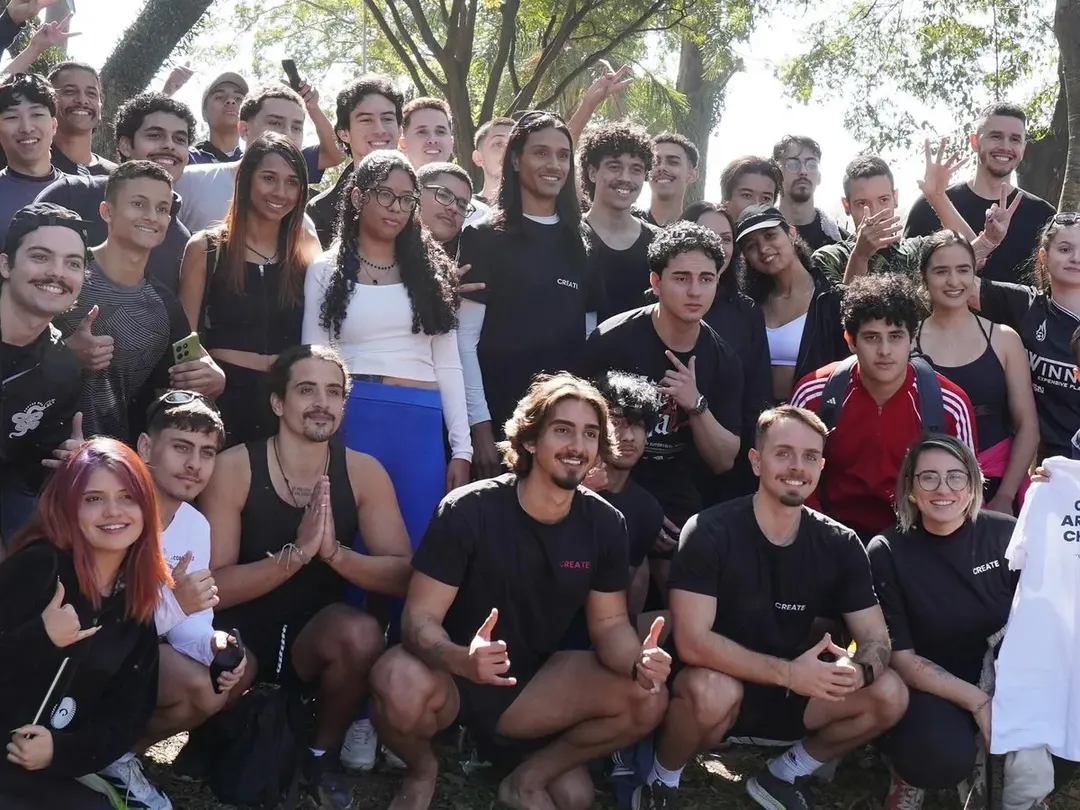 Encontro presencial da Create: dezenas de alunos reunidos, muitos com camiseta da Create